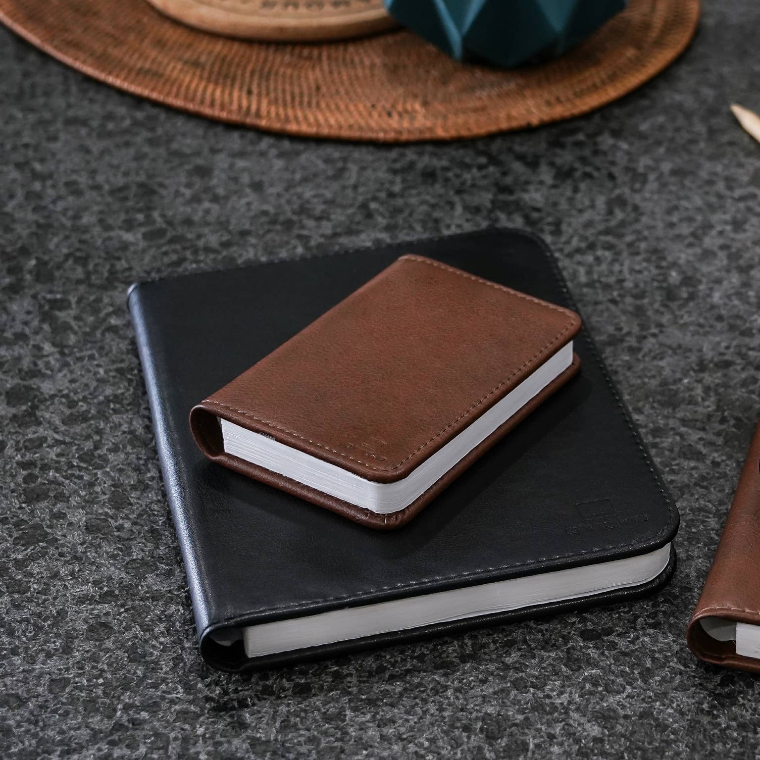 Bonded Leather Smart Book Light: Brown Leather / Large
