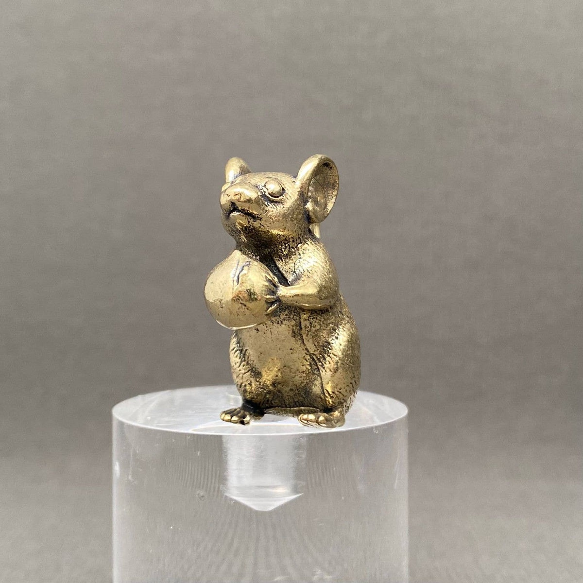 The mouse holding a peach Brass Crafts Desktop Ornaments