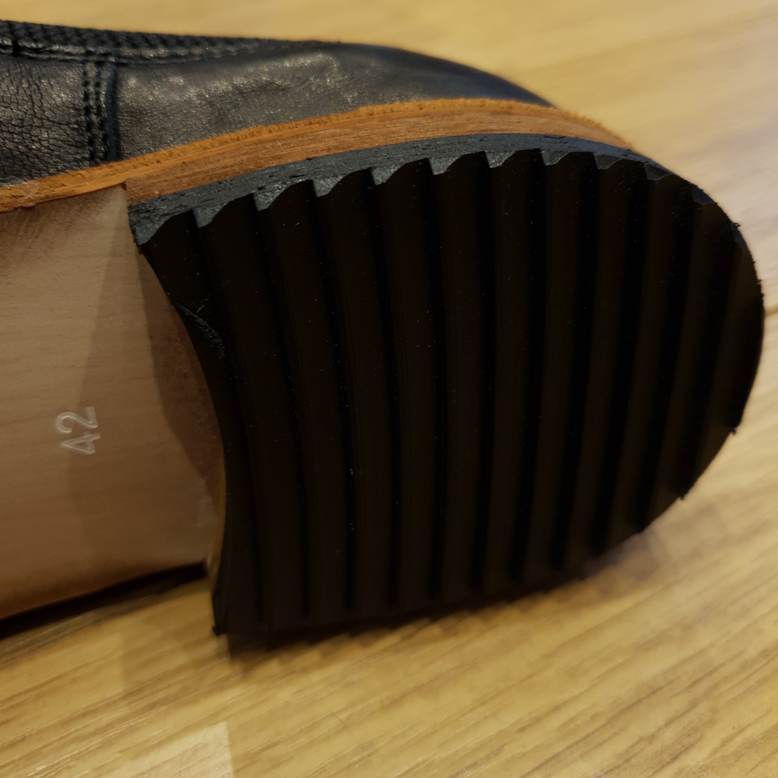 Black Leather Chelsea Boots | Lacuzzo